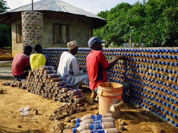 Жители Нигерии строят пуленепробиваемые и экологические дома из пластиковых бутылок и грязи (ФОТО)