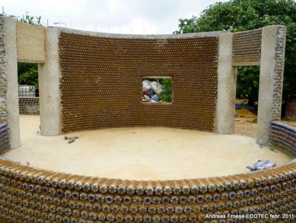 Жители Нигерии строят пуленепробиваемые и экологические дома из пластиковых бутылок и грязи (ФОТО)