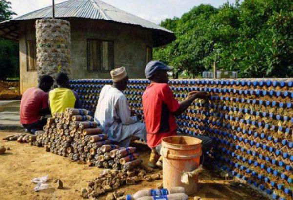 Оригинальное решение проблемы нехватки жилья: в Нигерии строят дома из бутылок (ФОТО)