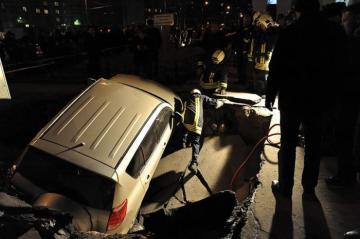 В Москве два автомобиля провалились под землю (ВИДЕО)