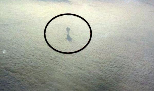 Пассажир самолета сфотографировал фигуру человека в облаках (ФОТО)