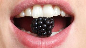 Ученые назвали продукты, изменяющие цвет зубов