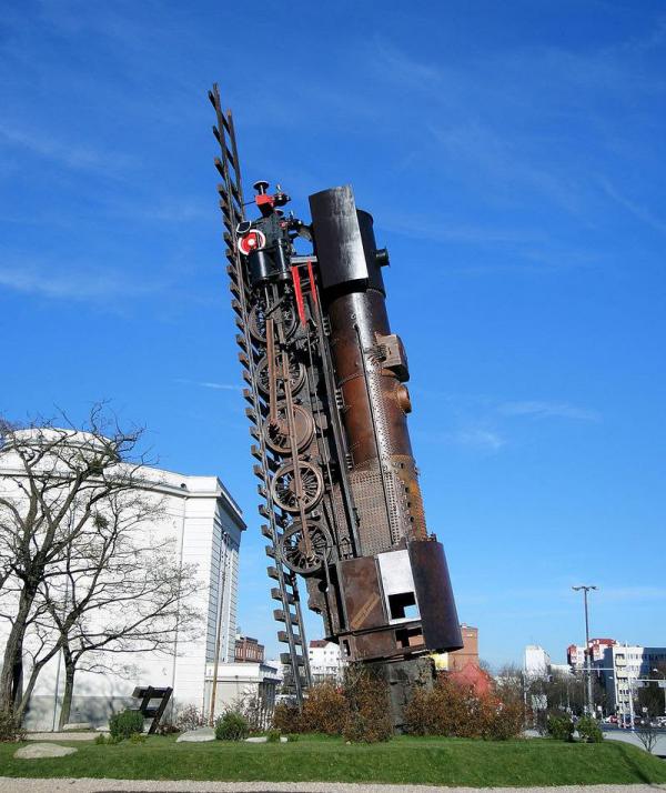 “Поезд в Небо” – крупнейшая городская скульптура Польши (ФОТО)