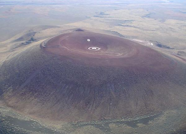 Американец построил дом внутри кратера вулкана (ФОТО)