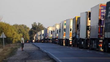 Не прошло и 24 часов: активисты сняли блокаду российских грузовиков на Закарпатье