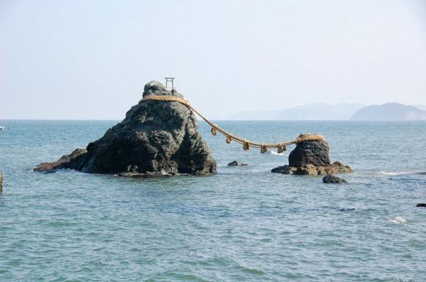 Удивительная Япония. Две скалы, которые символизируют брак (ФОТО)