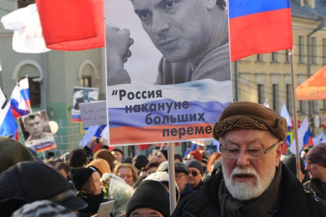 Тысячи россиян почтили память Бориса Немцова (ФОТО)