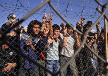 Беженцы протаранили заграждение на греко-македонской границе