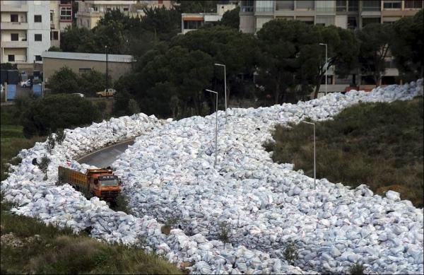 Шокирующий Ближний Восток:  настоящая река мусора в столице Ливана (ФОТО)