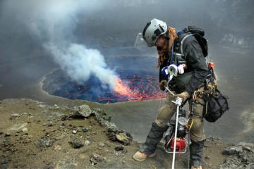 Рискованное путешествие: вулканолог совершил восхождение к кратеру активного вулкана (ФОТО)
