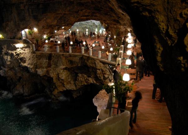 Необычная Европа: романтичный ресторан внутри пещеры в Италии (ФОТО)