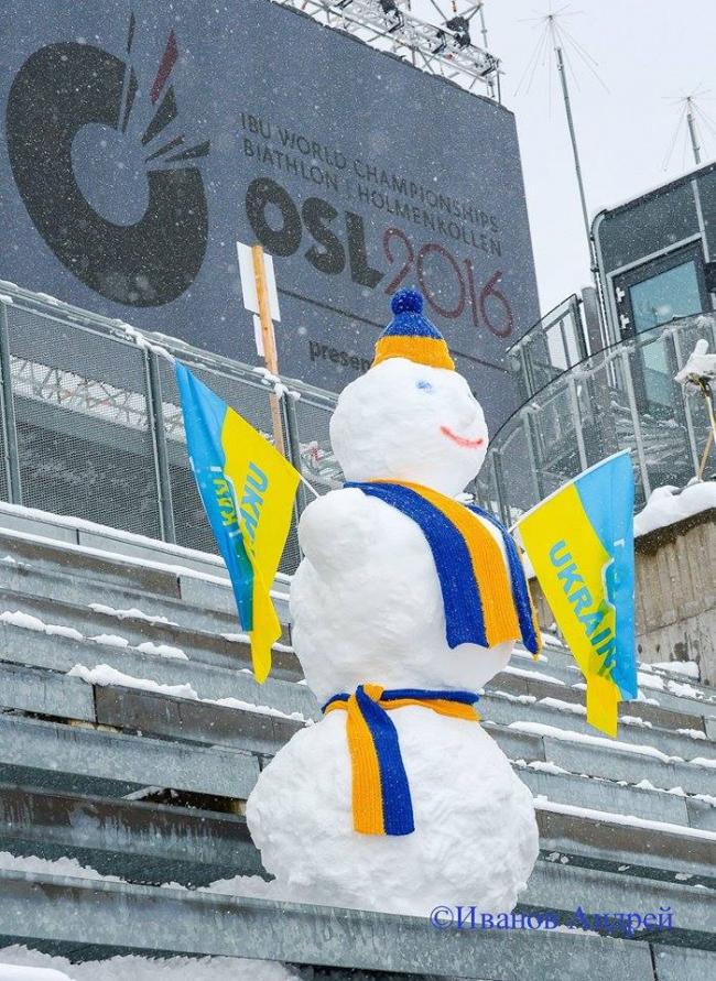 В Норвегии украинские болельщики слепили огромного снеговика (ФОТО)