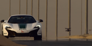 Беспилотник VS спорткар, Сумасшедшие гонки в Дубае (ВИДЕО)