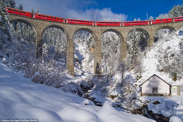 Рукотворная достопримечательность Швейцарских Альп: самая красивая железная дорога Европы (ФОТО)