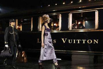 Футуризм в моде. Как проходил показ коллекции Louis Vuitton (ФОТО)
