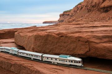 Удивительное путешествие по Канаде на игрушечном поезде (ФОТО)