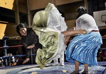 «Летающие чолиты». Зрелищная борьба боливиек в колоритных юбках (ФОТО)