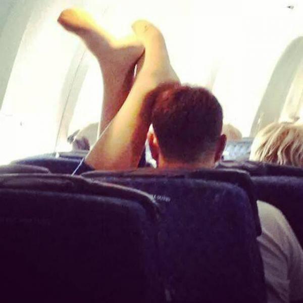 Стюардесса выкладывает фотографии самых отвратительных пассажиров самолетов (ФОТО)