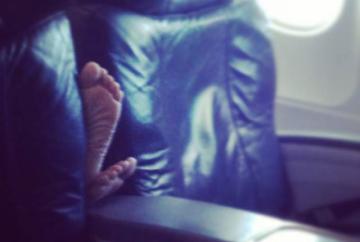 Стюардесса выкладывает фотографии самых отвратительных пассажиров самолетов (ФОТО)