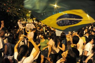 Тысячи людей в Бразилии вышли на акции против назначения Лулы да Силвы