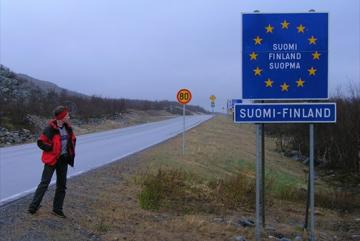 Финляндия приостановила поток мигрантов через Россию