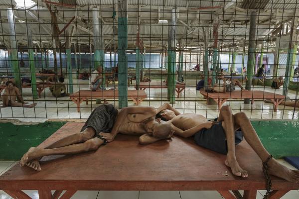 Ужасающие условия индонезийских лечебниц для душевнобольных (ФОТО)