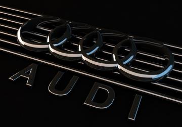 Спорткар Audi R8 превратился в родстер (ФОТО)