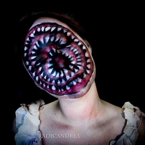 Художница использует грим, чтобы превращать себя в монстров из ваших ночных кошмаров (ФОТО)