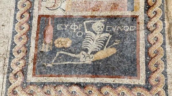 В Турции найдена древняя мозаика, призывающая наслаждаться жизнью (ФОТО)