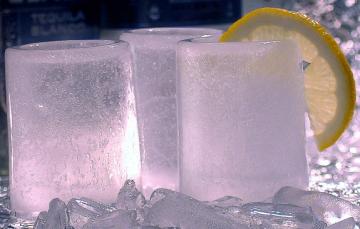 Эксперты рассказали, почему нельзя пить напитки со льдом