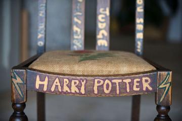 Стул автора серии книг о “Гари Поттере” продан на аукционе за 400 тысяч долларов