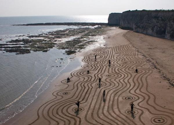 Потрясающие рисунки на песке в исполнении художника из Франции (ФОТО)