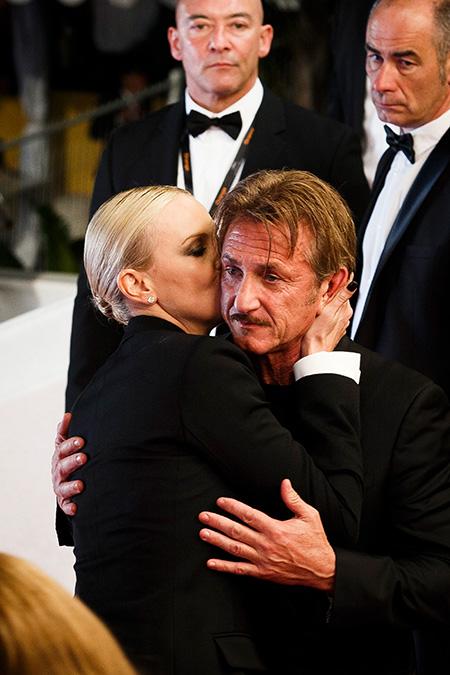 Шарлиз Терон поцеловала Шона Пенна на премьере в Каннах (ФОТО)