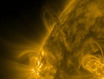 NASA показало образование потоковых арок на Солнце (ВИДЕО)