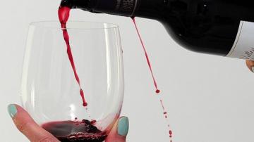 Красное вино избавляется от ненужных жиров, - медики