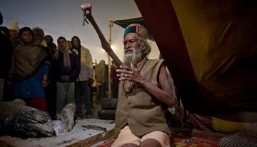 Индус держит руку поднятой вот уже 43 года (ФОТО)