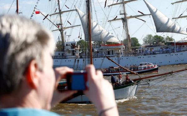 Путешествие в Европу: зрелищный парад кораблей в Гамбурге (ФОТО)
