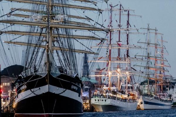 Путешествие в Европу: зрелищный парад кораблей в Гамбурге (ФОТО)