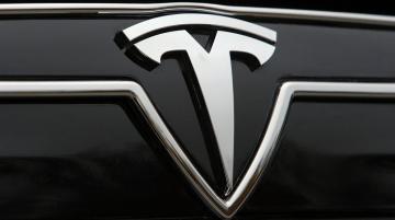 Tesla Model S самостоятельно завелась и  попала в аварию