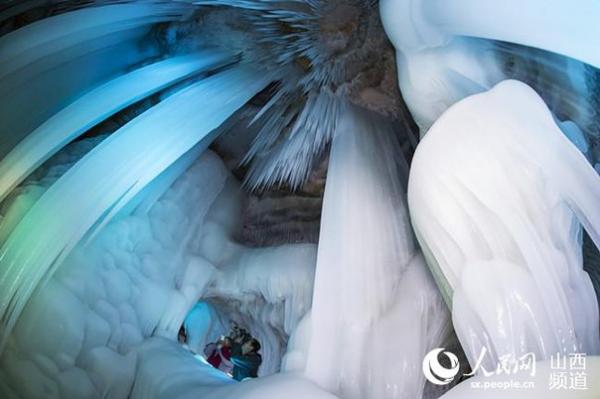 Уникальная «Ледяная пещера» в горах Китая (ФОТО)