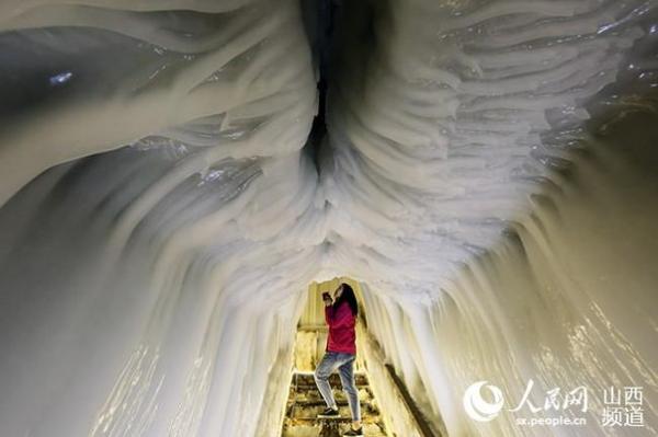 Уникальная «Ледяная пещера» в горах Китая (ФОТО)