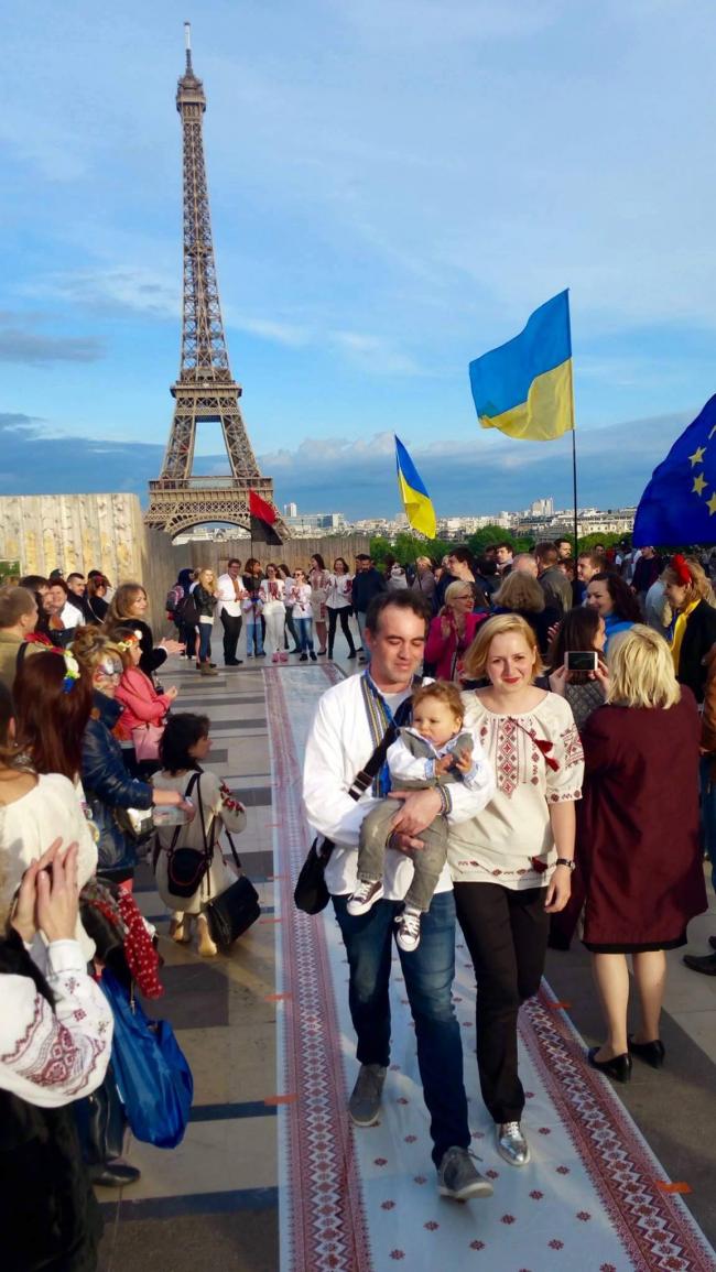 Украинцы организовали в Париже дефиле в вышиванках (ФОТО)