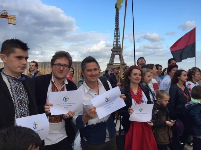 Украинцы организовали в Париже дефиле в вышиванках (ФОТО)