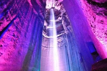 Чарующая красота природы: подземный водопад Руби Фоллс в США (ФОТО)
