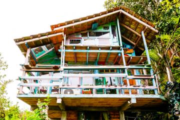 Оригинальный жилой дом на вершине холма райского острова в Бразилии (ФОТО)