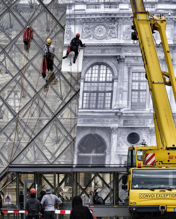 Стеклянную пирамиду Лувра превратили в инсталляцию (ФОТО)