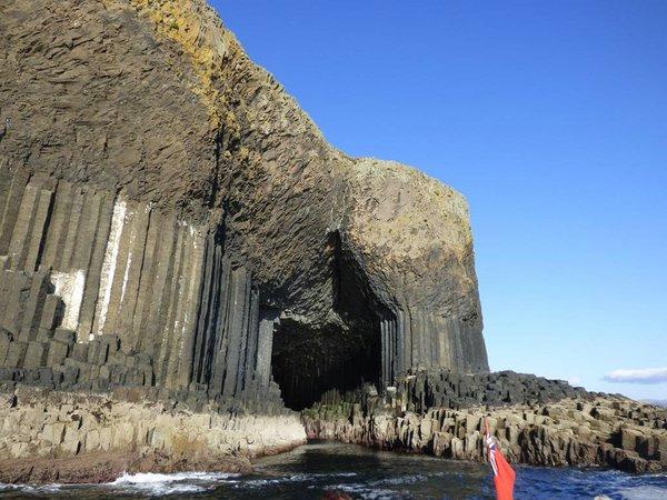 Удивительная природа: необычный остров с базальтовыми колоннами в Шотландии (ФОТО)