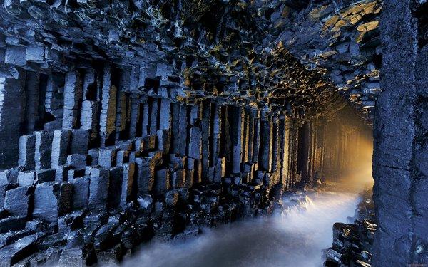 Удивительная природа: необычный остров с базальтовыми колоннами в Шотландии (ФОТО)