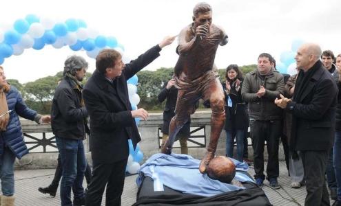 В столице Аргентины открыли статую Месси (ФОТО)