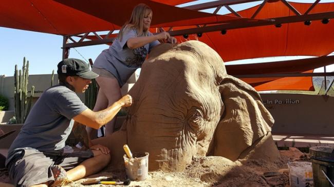 Невероятная песочная скульптура 2,7-метрового слона, играющего в шахматы (ФОТО)